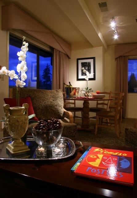 Getaways At The Lodge At Kingsbury Crossing Stateline Room photo